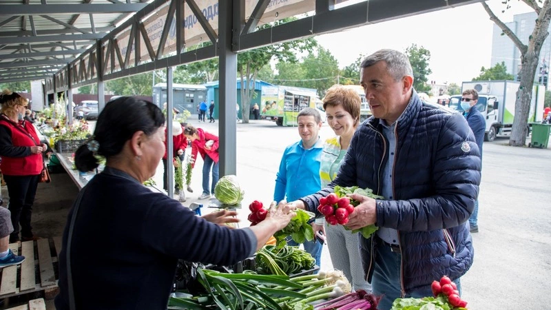Сахалинский губернатор купил на большой ярмарке чеснок и редис  и попробовал клубнику