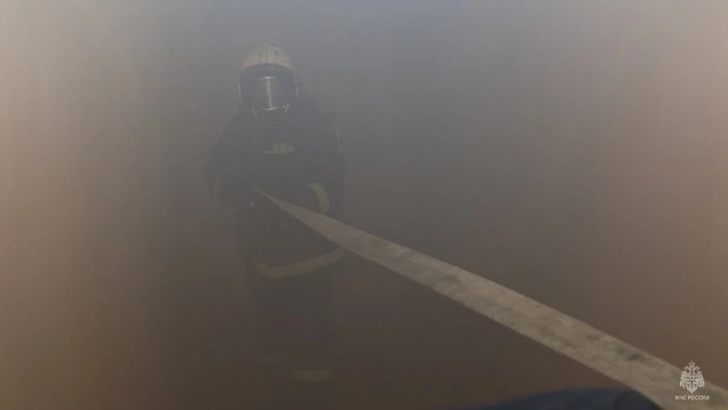 Пожарный потушил бесхозное строение в Долинском районе 2 апреля