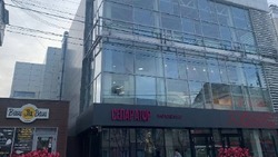 В Южно-Сахалинске демонтировали рекламу с фасада ТЦ «Лунный свет»
