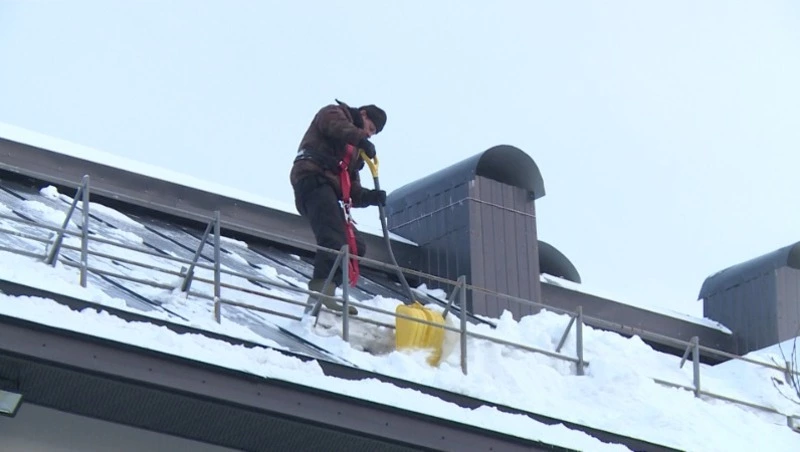 В Охе очистили крыши домов от наледи после проверки «Губернаторского контроля»