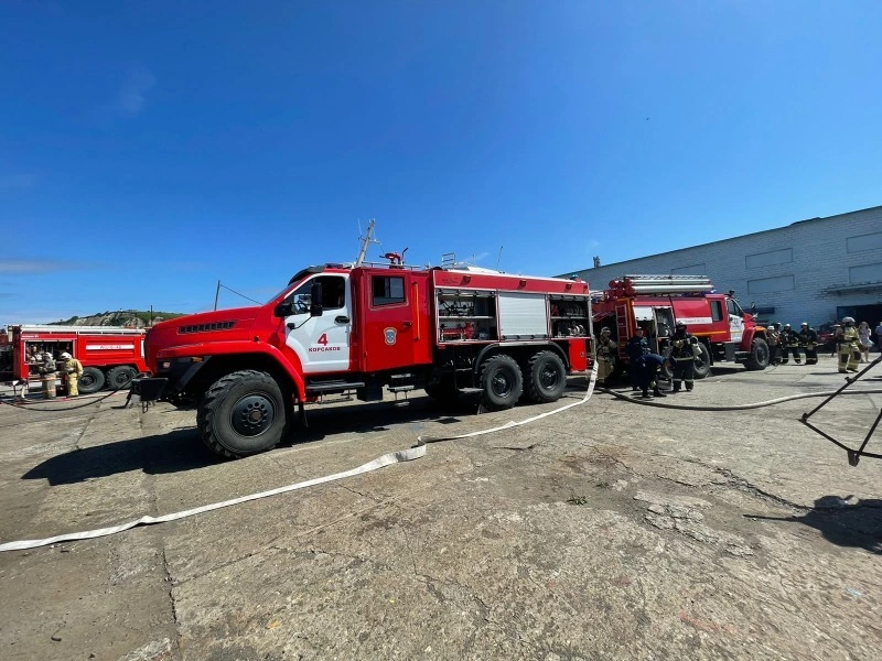 Моряка в кислородной маске эвакуировали с учебного пожара в Корсакове