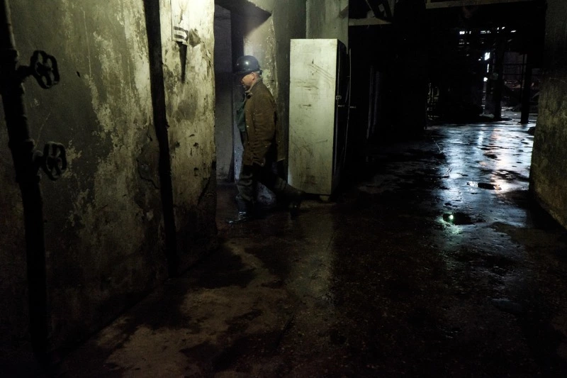 В Корсакове вонючий подвал проветрили и засыпали опилками