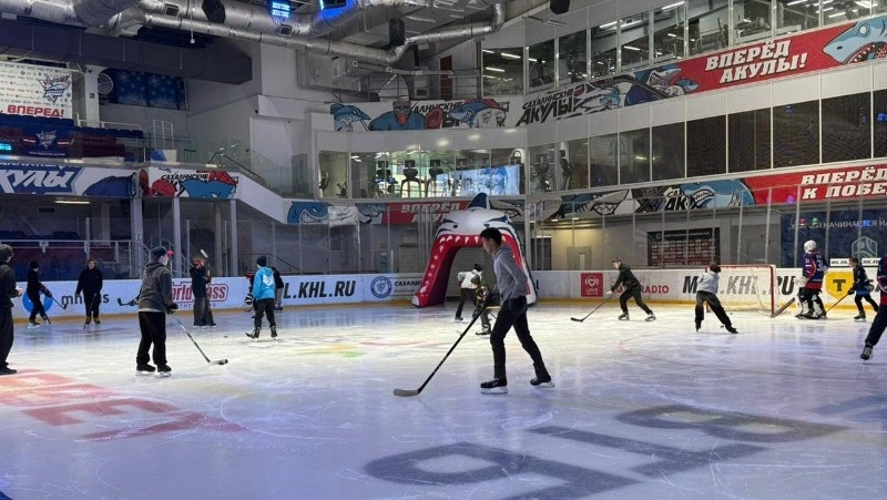 Хоккеисты «Сахалинских Акул» провели мастер-классы для всех желающих