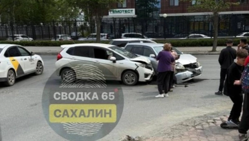 Две «легковушки» остались без бамперов из-за аварии в Южно-Сахалинске 