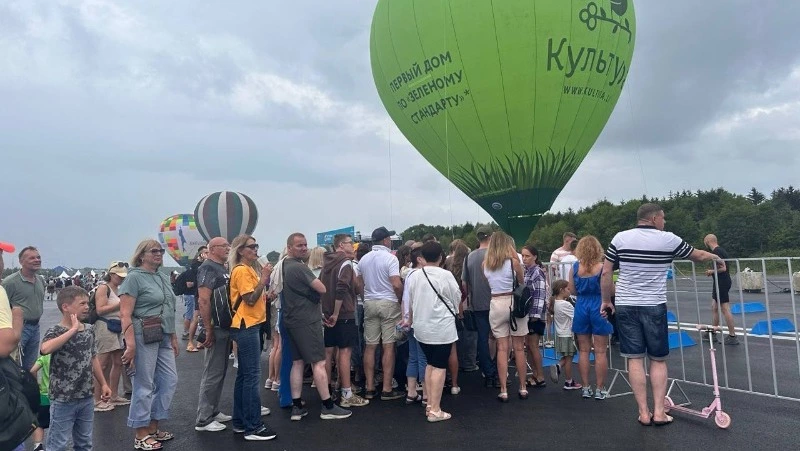 Жители и гости Сахалина выстроились в очередь, чтобы полетать на воздушных шарах 