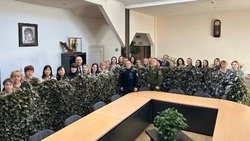 Сотрудники рыбоохраны на Сахалине сплели маскировочные сети бойцам СВО