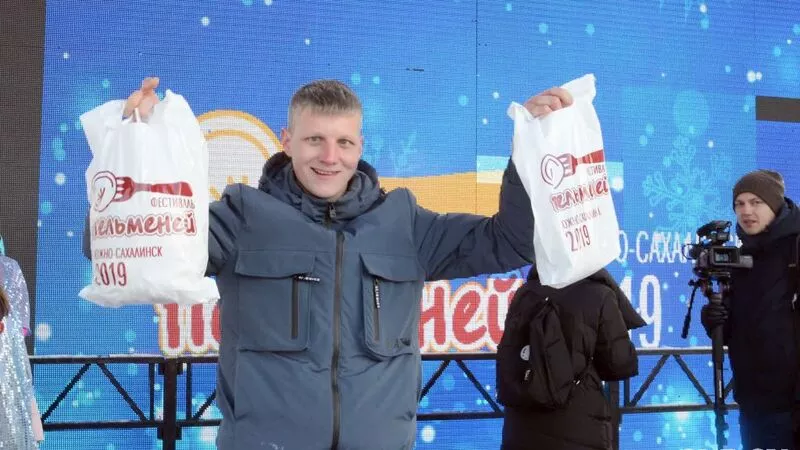 В Южно-Сахалинске мужчина за две минуты съел тазик пельменей