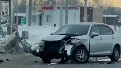 Два автомобиля столкнулись возле «Сити Молла» в Южно-Сахалинске утром 12 января 