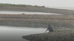 «Гоните в шею его»: на реке в Макаровском районе заметили браконьера с сетями