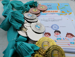 Скачки в мешках и ластах устроили дети в Южно-Сахалинске ради ценных наград
