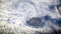 Космонавт показал фото курильских вулканов с борта МКС