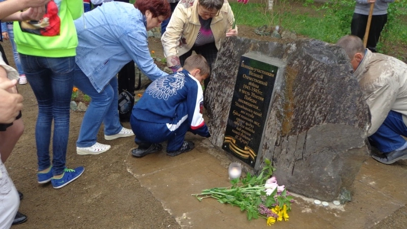 Сквер села Молодежное украсил памятный камень в честь 70-летия Победы
