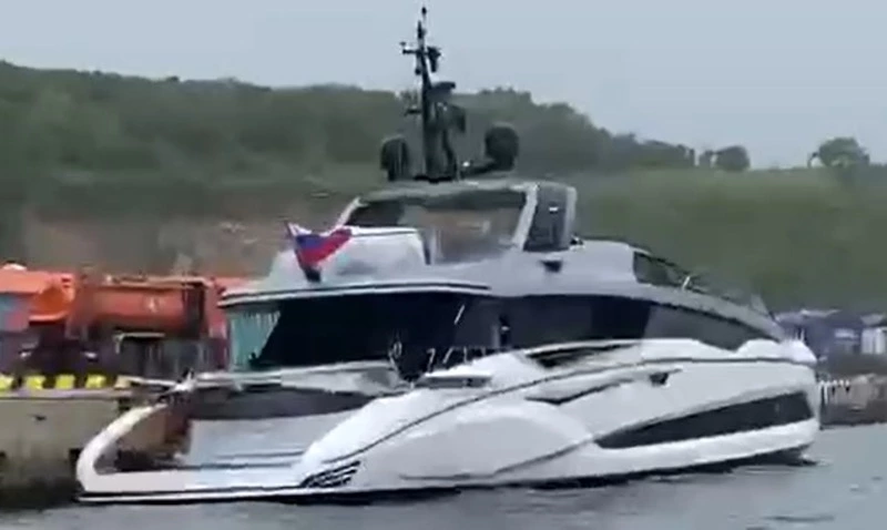 Яхта из Приморья привлекла внимание курильских рыбаков