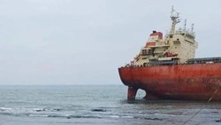 На Сахалине откачали нефтепродукты с севшего на мель балкера AN YANG 2