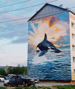 Мурал с косаткой украсил пятиэтажный дом в Долинске