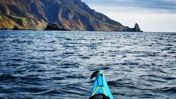 Сахалинец совершил заплыв на каяке в бухте Кологераса на Монероне