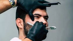 «Справимся»: барберам Южно-Сахалинска не страшны высокие цены на бритвы из-за санкций