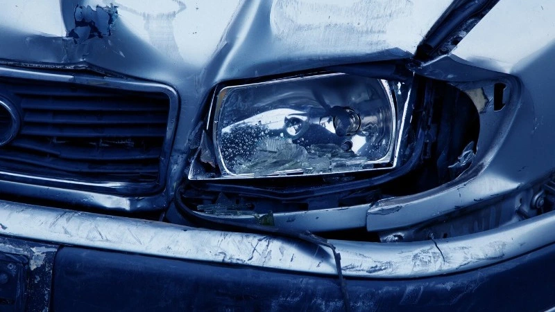 Мужчина на Toyota Vitz врезался в жилой дом в Анивском районе