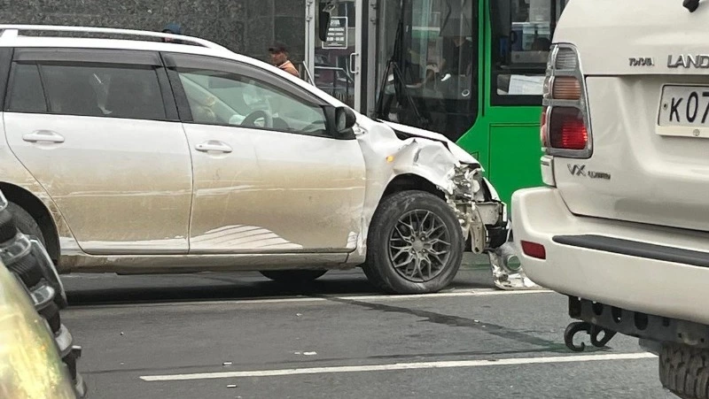 Иномарка без номеров лишилась бампера из-за аварии в Южно-Сахалинске