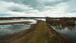 Из-за высокого уровня воды сохраняется угроза затопления дорог и огородов на Сахалине