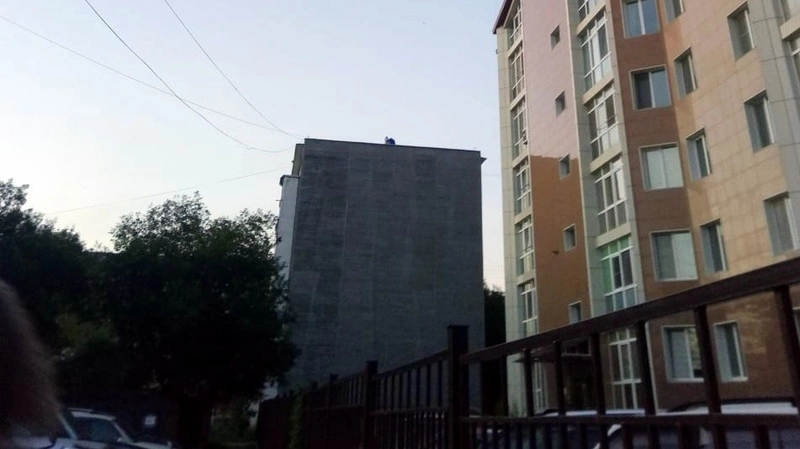 Романтический вечер на крыше дома устроила молодая пара в Южно-Сахалинске (ВИДЕО)