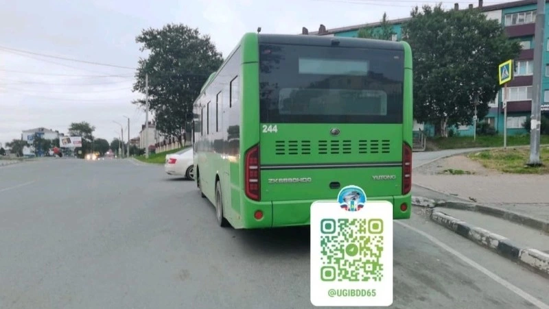 В Корсакове женщина упала в салоне автобуса из-за лихача на дороге