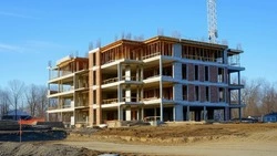 Анивскому депимущества застройщик сдал вдвое меньше квартир по госконтракту и не отдавал переплату