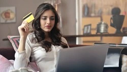 Попавшие под санкции российские банки отключат от SWIFT