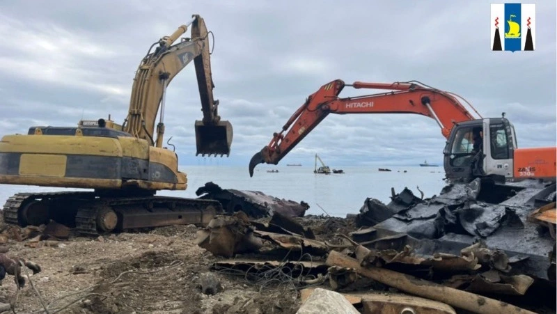 Четыре затонувших объекта вытащили из акватории Корсакова