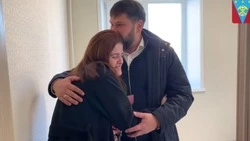 Девушка-сирота с маленьким сыном получила жилье в Углегорском районе