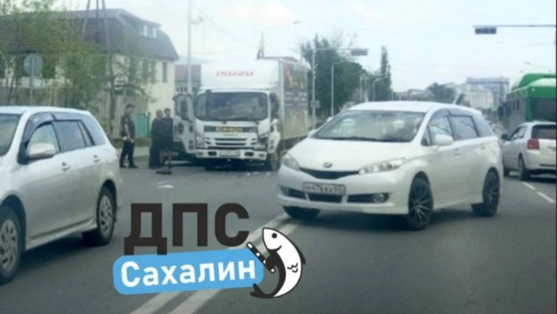 Две иномарки и грузовик попали в аварию на перекрестке в Южно-Сахалинске 