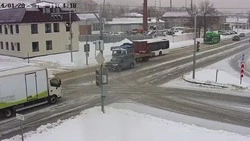 Водитель кран-балки притер пассажирский автобус в Южно-Сахалинске