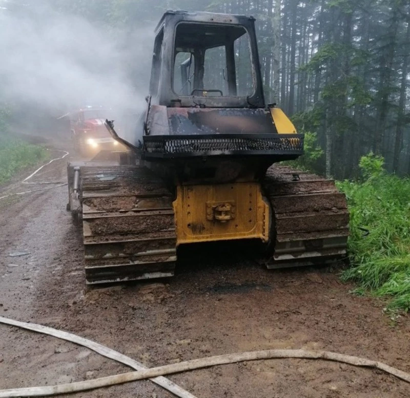 Бульдозер загорелся в Корсаковском районе вечером 21 июня