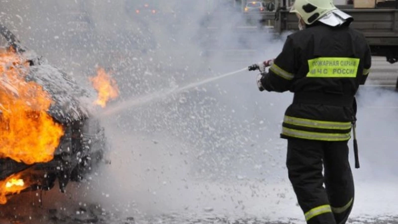 Горящий автомобиль в Южно-Сахалинске тушили шесть человек