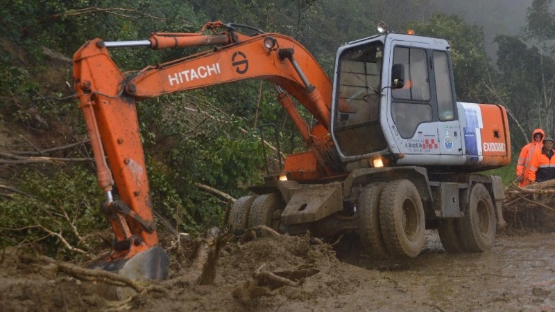 Из-за ливней и размытого пути в Углегорском районе перекрыли дорогу