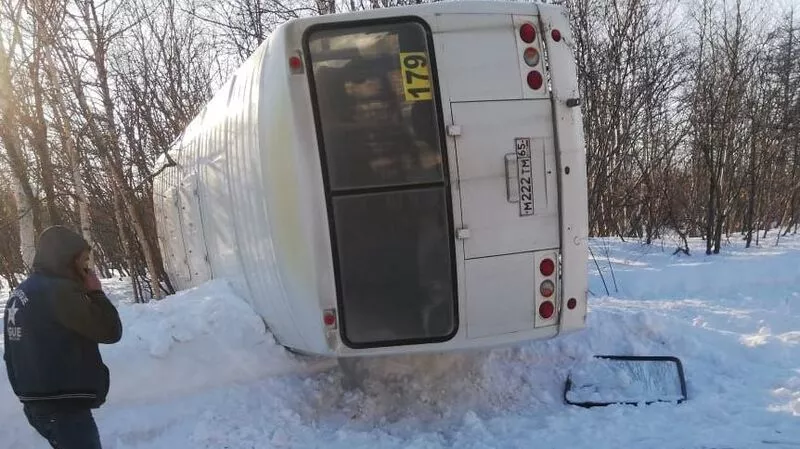 Рейсовый автобус с детьми перевернулся на сахалинской трассе