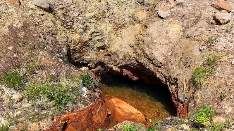 Редкий термальный источник на Курилах остыл и превратился в «ржавую ванну»