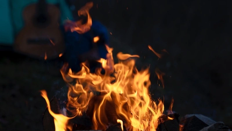 Пожарные потушили вспыхнувший мусор в расселенном доме в Охе 