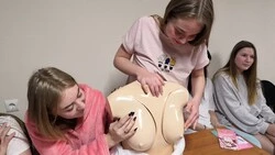 Студенткам СахГУ объяснили, как и зачем пальпировать грудь
