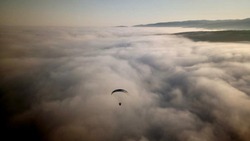 Фотофакт: утренний полет парамоторов сняли с огромной высоты 