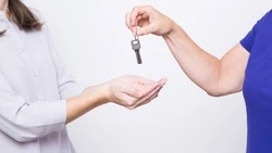 Жительница Долинского района получила новое жилье после обращения к областному прокурору