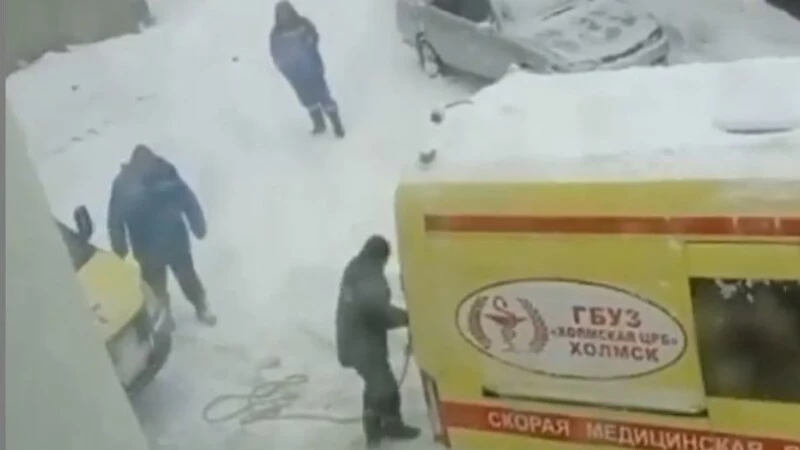 В Холмске скорая не смогла проехать к пациенту из-за нерасчищенных дорог