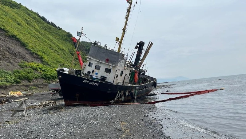 На судне, выброшенном на берег в Анивском заливе, никто не пострадал