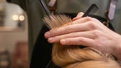 Лунный календарь стрижек на декабрь 2025: благоприятные дни и советы