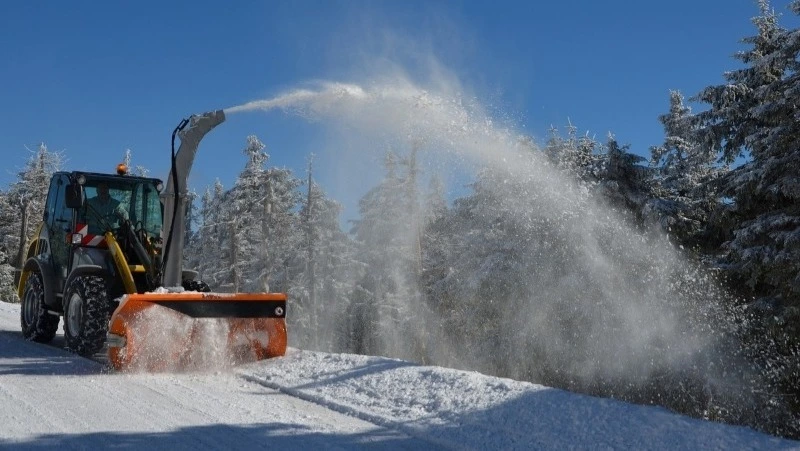 На улицы Южно-Сахалинска вышли 114 машин спецтехники и 125 рабочих днем 16 января