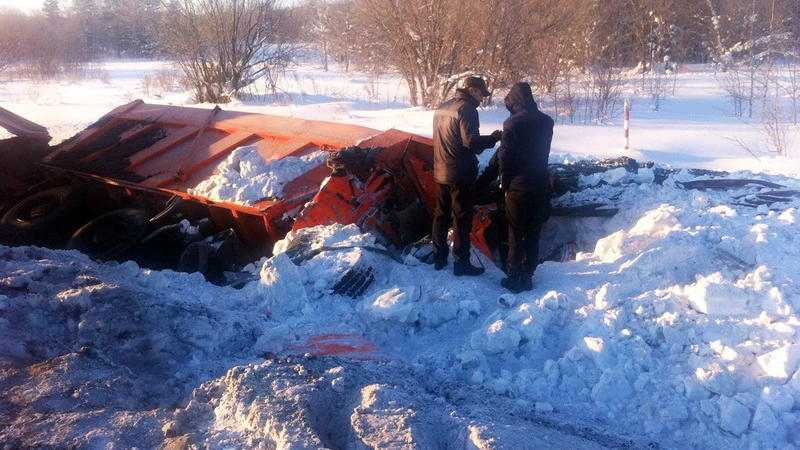 На Сахалине в ДТП с двумя КамАЗами пострадал водитель