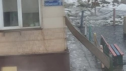 Лист железа испугал детей из двухэтажного дома в Южно-Курильске