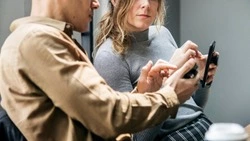 Мужчина из Поронайска продал украденный телефон матери своего друга