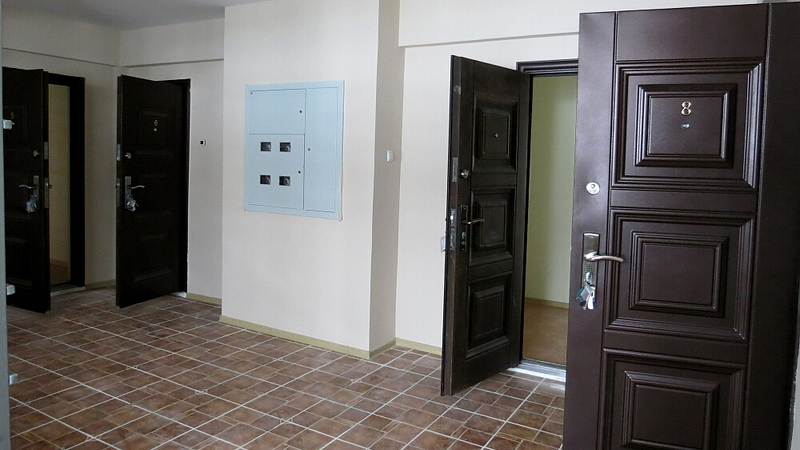 В Поронайске полиция выявила хозяина «резиновой» квартиры