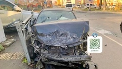 Пострадал ребенок: пенсионерка на Prado снесла всю «морду» Subaru Impreza в Южно-Сахалинске